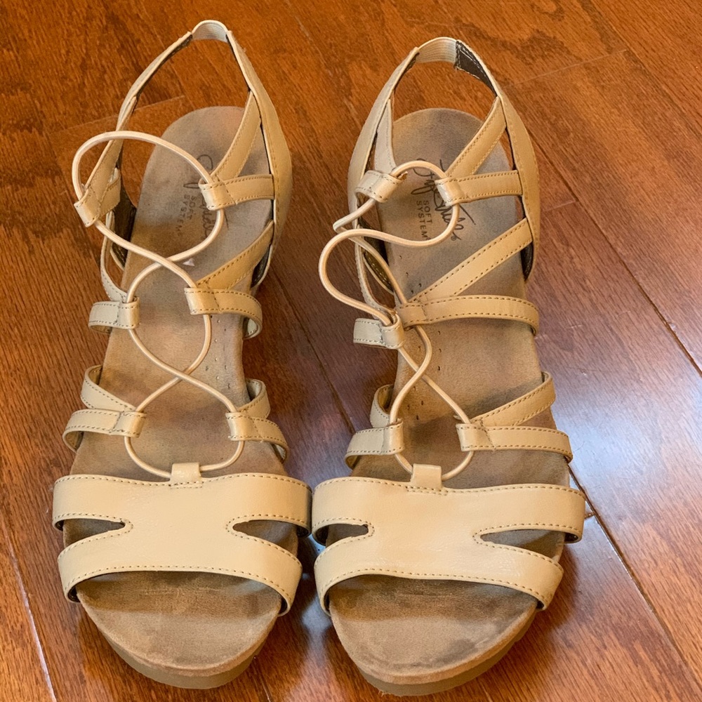 Super comfortable LifeStride Tan leather  sandals